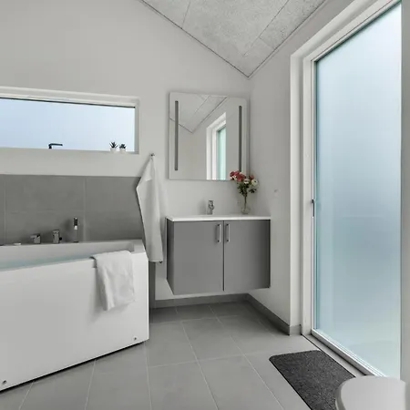 Casa vacanze 4 Bedroom Awesome In Romo